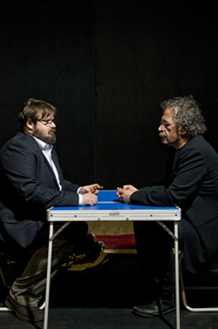 Battiston-Testa al tavolino di scena racvvicinati foto A. Astegiano